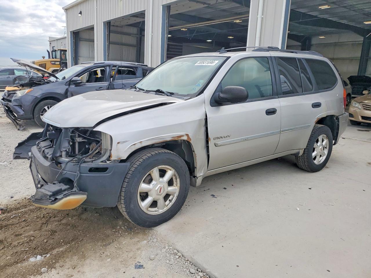 2006 GMC Envoy SLE, VIN 1GKDT13S362330695 — Front end