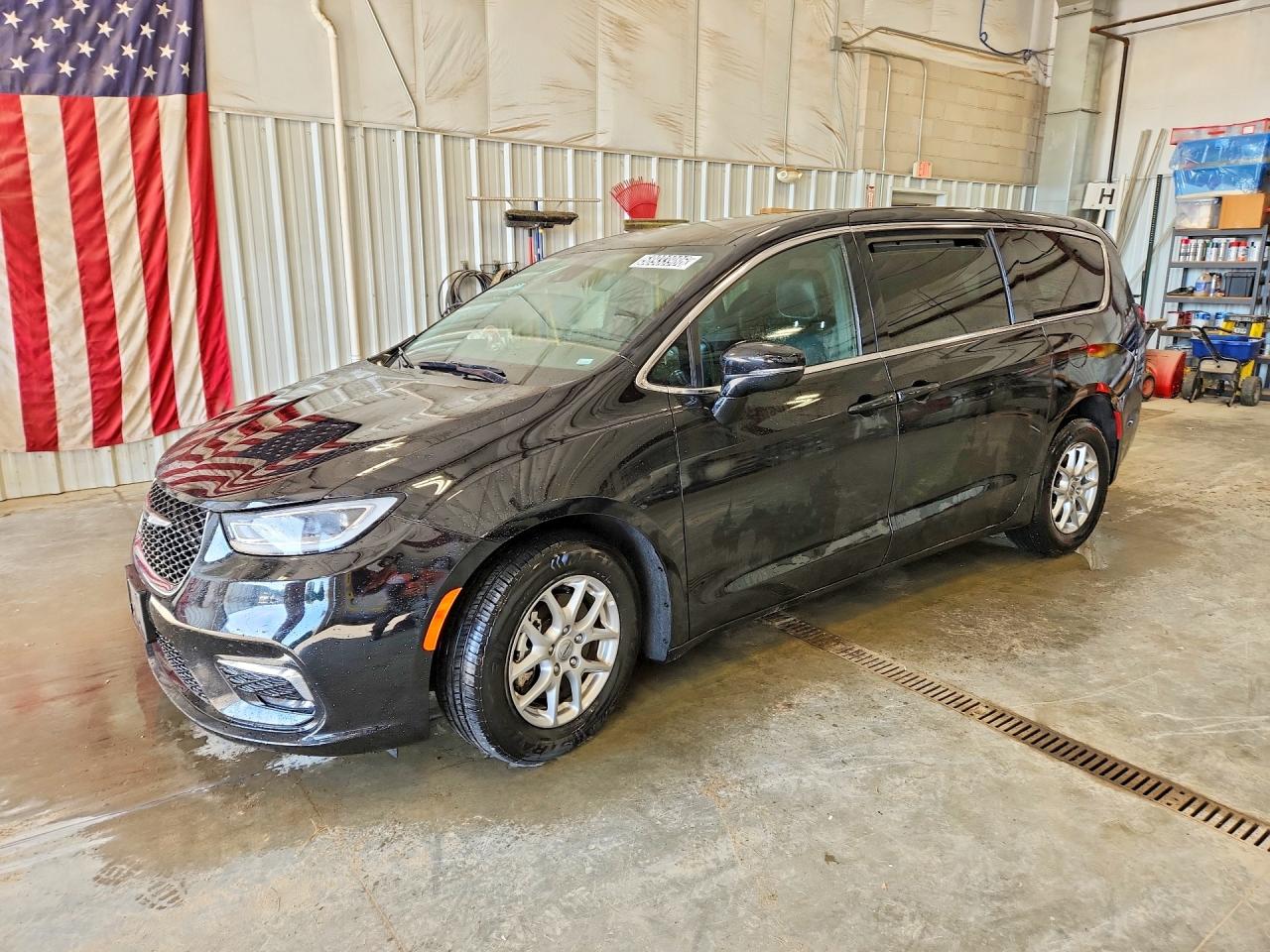 2025 Chrysler Pacifica Select, VIN 2C4RC1BG1SR553649 — Front end