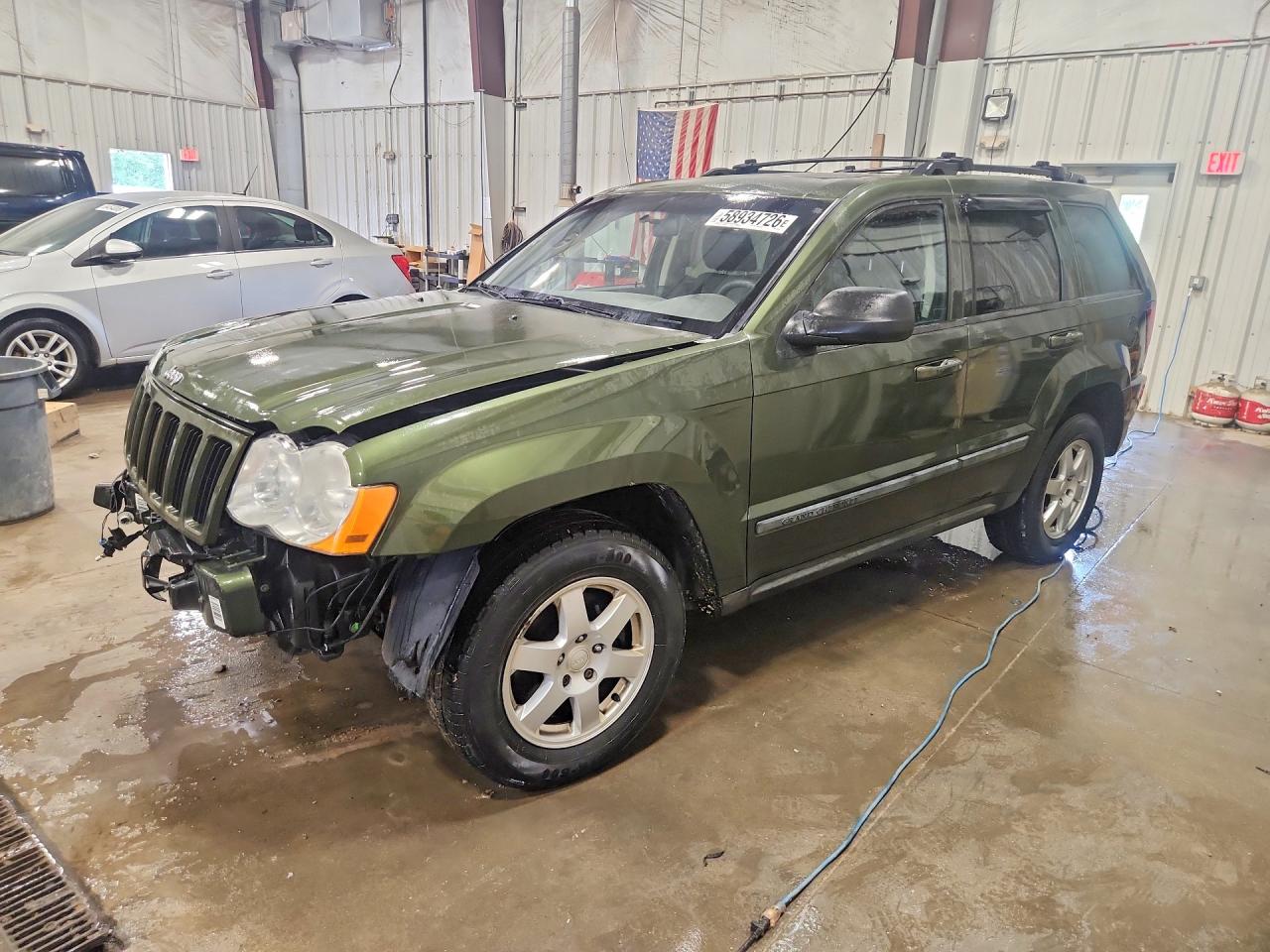 2009 Jeep Grand Cherokee Laredo, VIN 1J8GR48K69C508236 — Front end