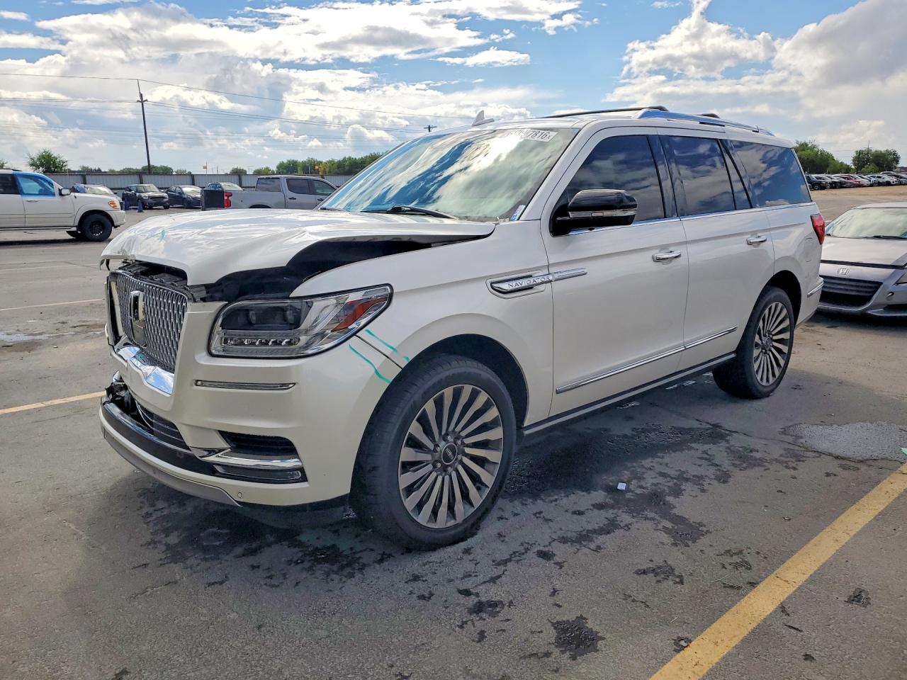 2018 Lincoln Navigator Reserve, VIN 5LMJJ2LT3JEL16976 — Front end