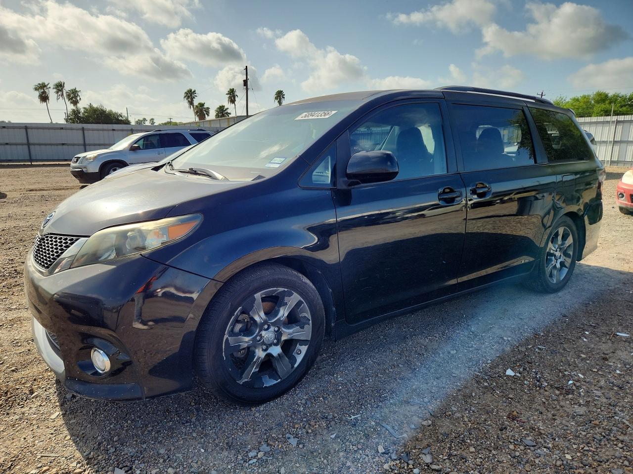2011 Toyota Sienna SE, VIN 5TDXK3DC4BS130975 — Rear end