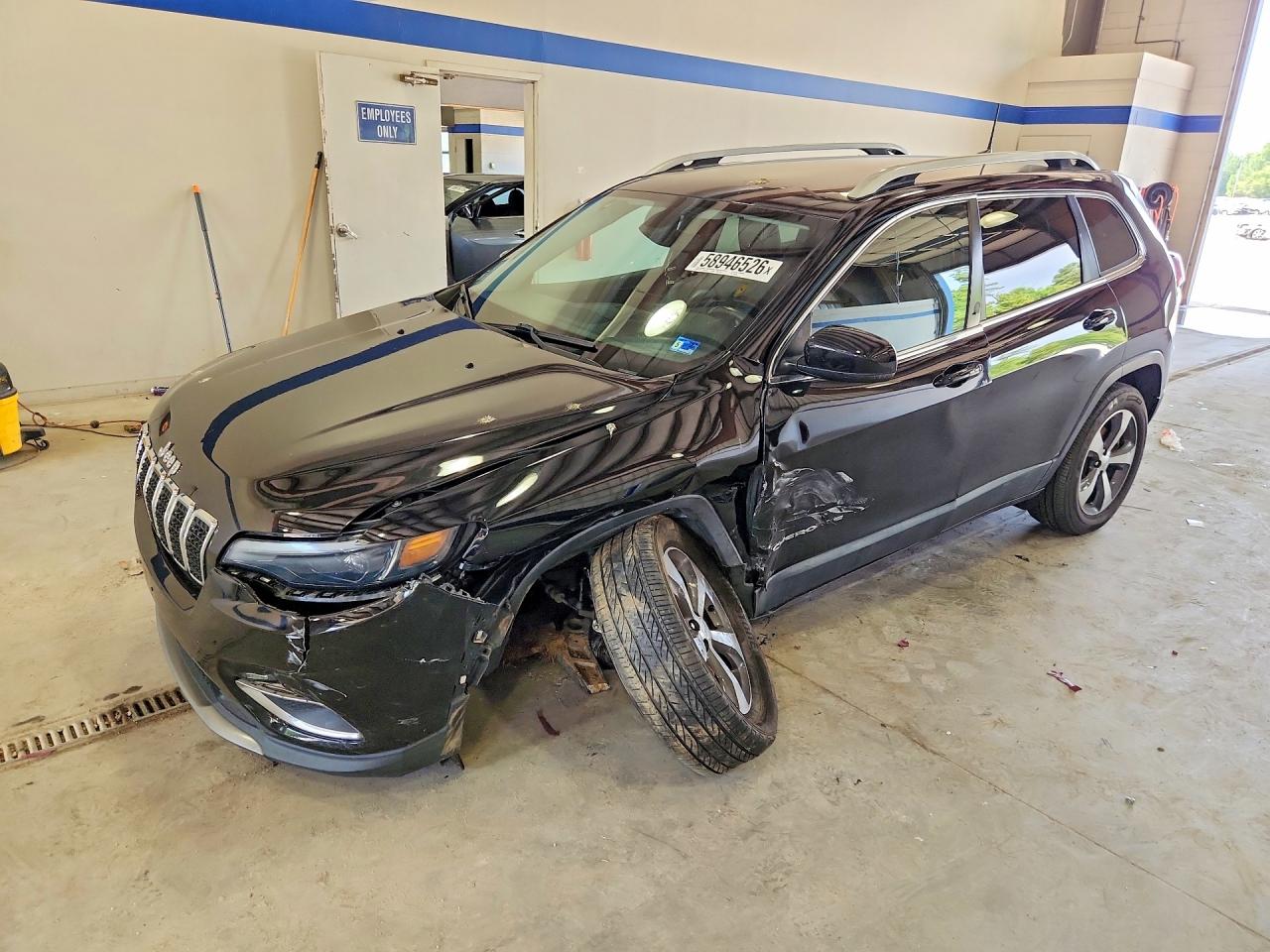 2019 Jeep Cherokee Limited, VIN 1C4PJMDX5KD303619 — Front end