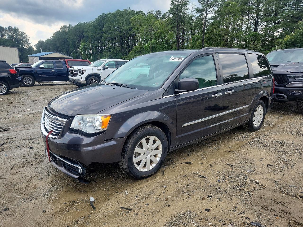 2015 Chrysler Town & Country Touring, VIN 2C4RC1BG7FR539678 — Фото с аукциона 1 of 4