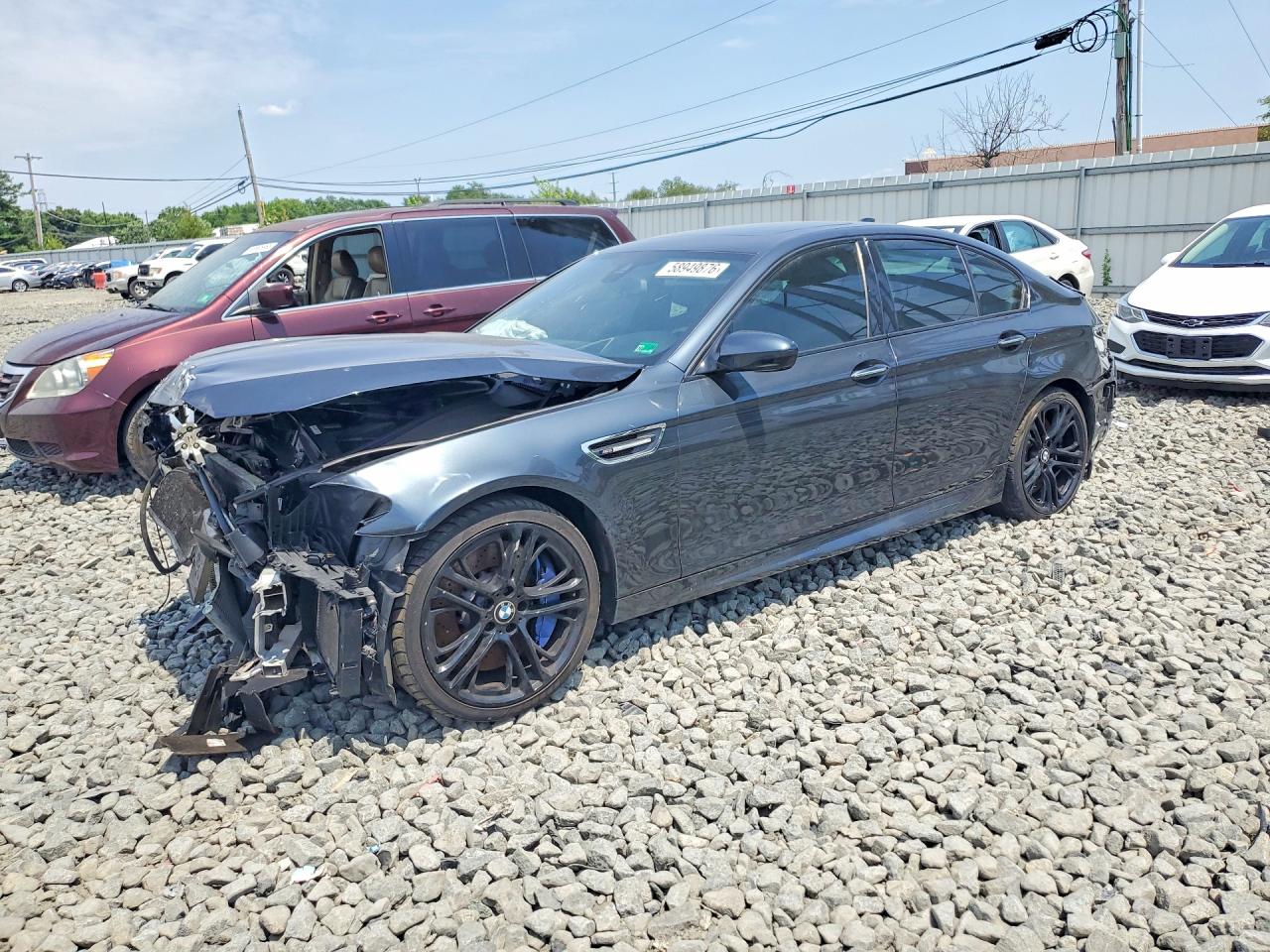 2013 BMW M5, VIN WBSFV9C56DD096327 — Перед