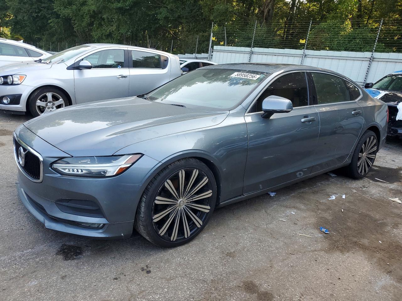2018 Volvo S90 Momentum, VIN LVY982AK2JP039962 — Side
