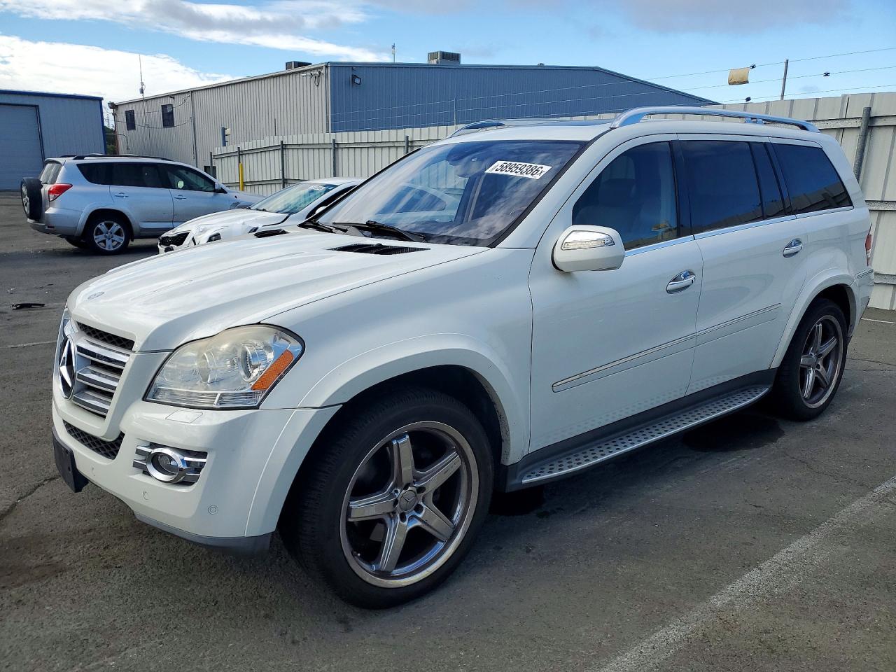 2009 Mercedes-Benz GL 550, VIN 4JGBF86E59A498501 — Minor dents and scratches