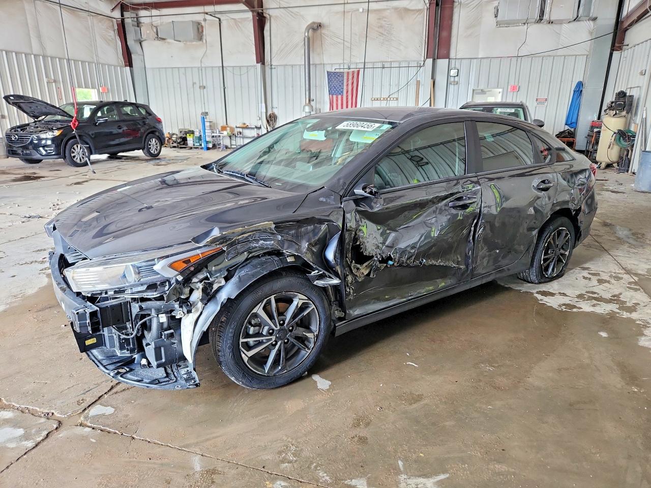 2024 Kia Forte LXS, VIN 3KPF24AD6RE779874 — Бок