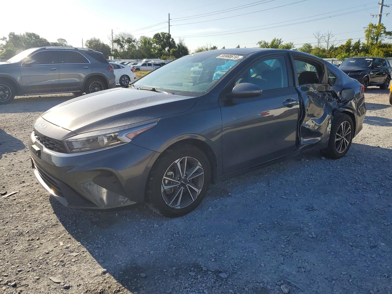 2024 Kia Forte LXS, VIN 3KPF24AD2RE768208 — Бок