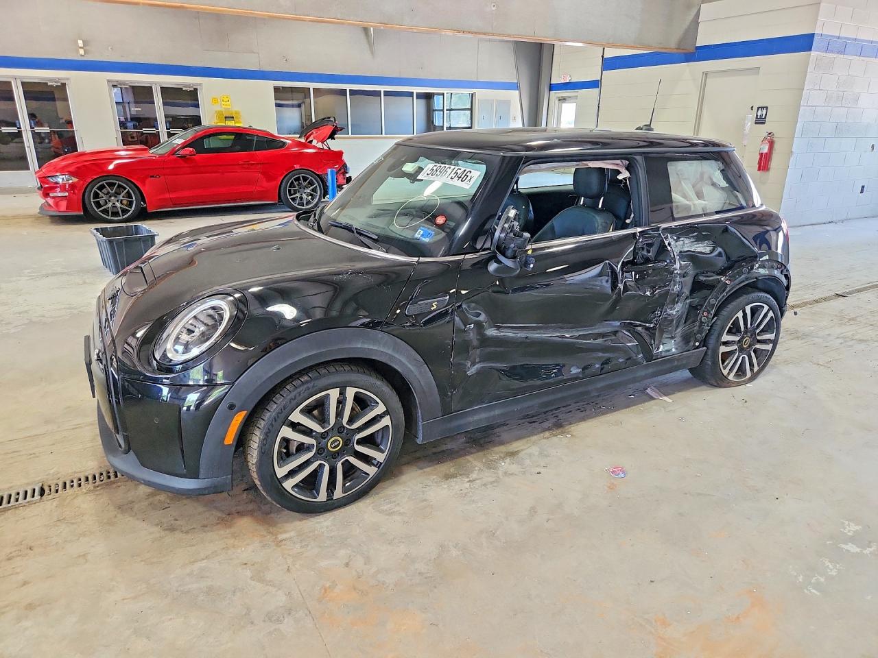 2022 MINI Hardtop Cooper SE, VIN WMW13DJ04N2R01057 — Бок