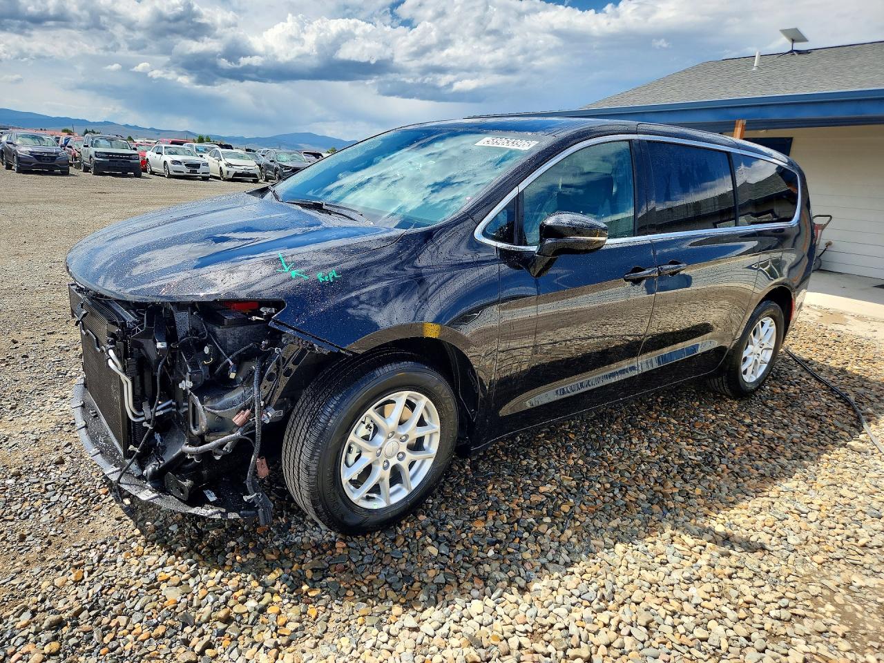 2027 Chrysler Pacifica Select, VIN 2C4RC1BG1VR556572 — Front end