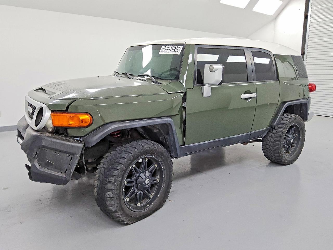 2010 Toyota FJ Cruiser, VIN JTEBU4BF0AK094940 — Front end