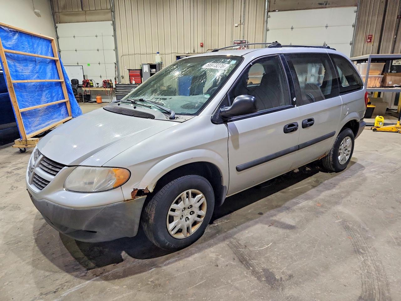 2005 Dodge Caravan SE, VIN 1D4GP25B95B110012 — Front end