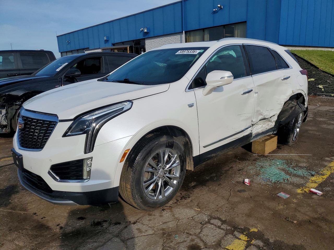 2020 Cadillac XT5 Premium Luxury AWD, VIN 1GYKNDRS7LZ142684 — Side