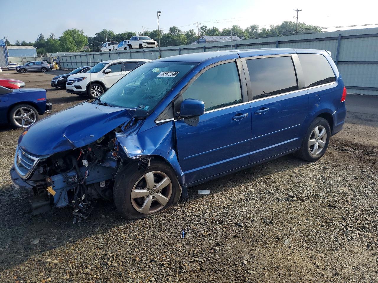 2010 Volkswagen Routan SE, VIN 2V4RW3D14AR296132 — Front end
