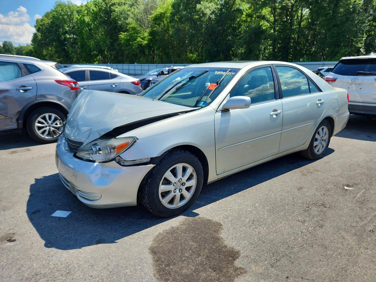 2002 Toyota Camry XLE, VIN JTDBF30K820034216 — Front end