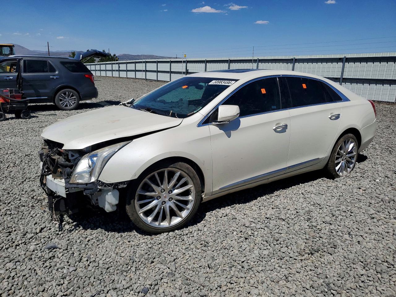 2014 Cadillac XTS Platinum, VIN 2G61W5S85E9233763 — Front end