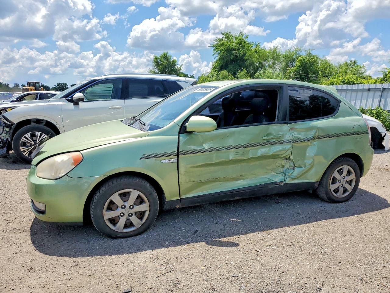 2007 Hyundai Accent GS, VIN KMHCN35C57U017216 — Бок