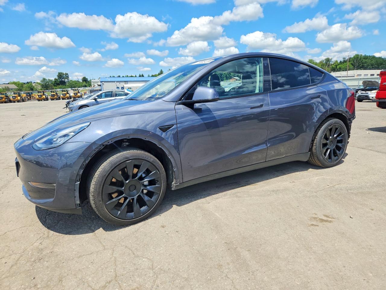 2021 Tesla Model Y Long Range, VIN 5YJYGDEE5MF138005 — Side
