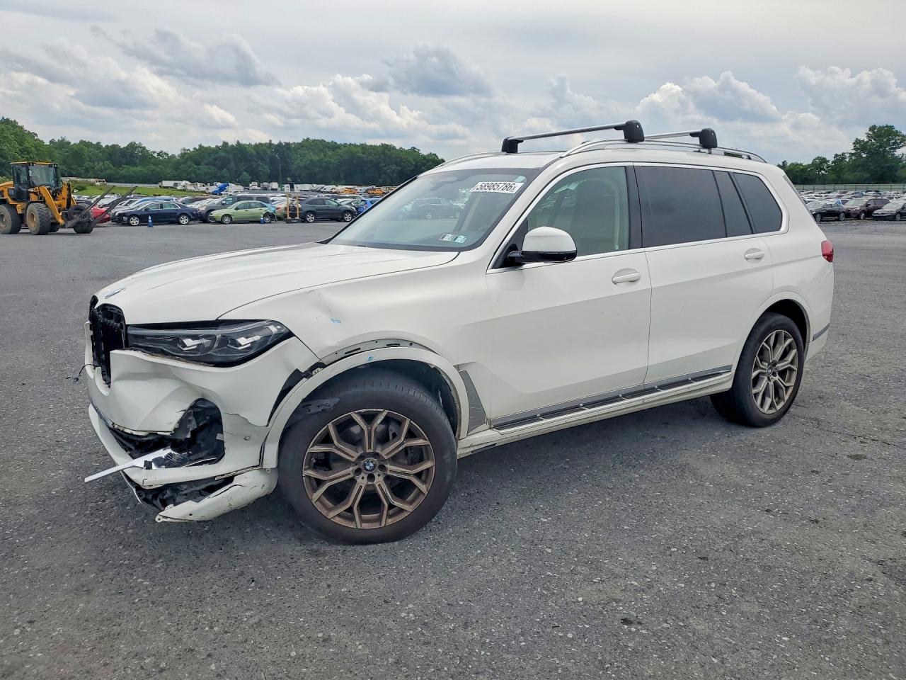 2020 BMW X7 xDrive40i, VIN 5UXCW2C03L9B73595 — Front end