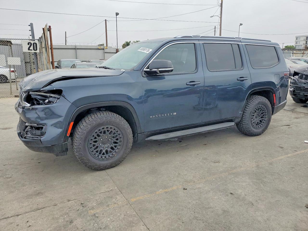 2023 Jeep Wagoneer, VIN 1C4SJVAT0PS515008 — Перед