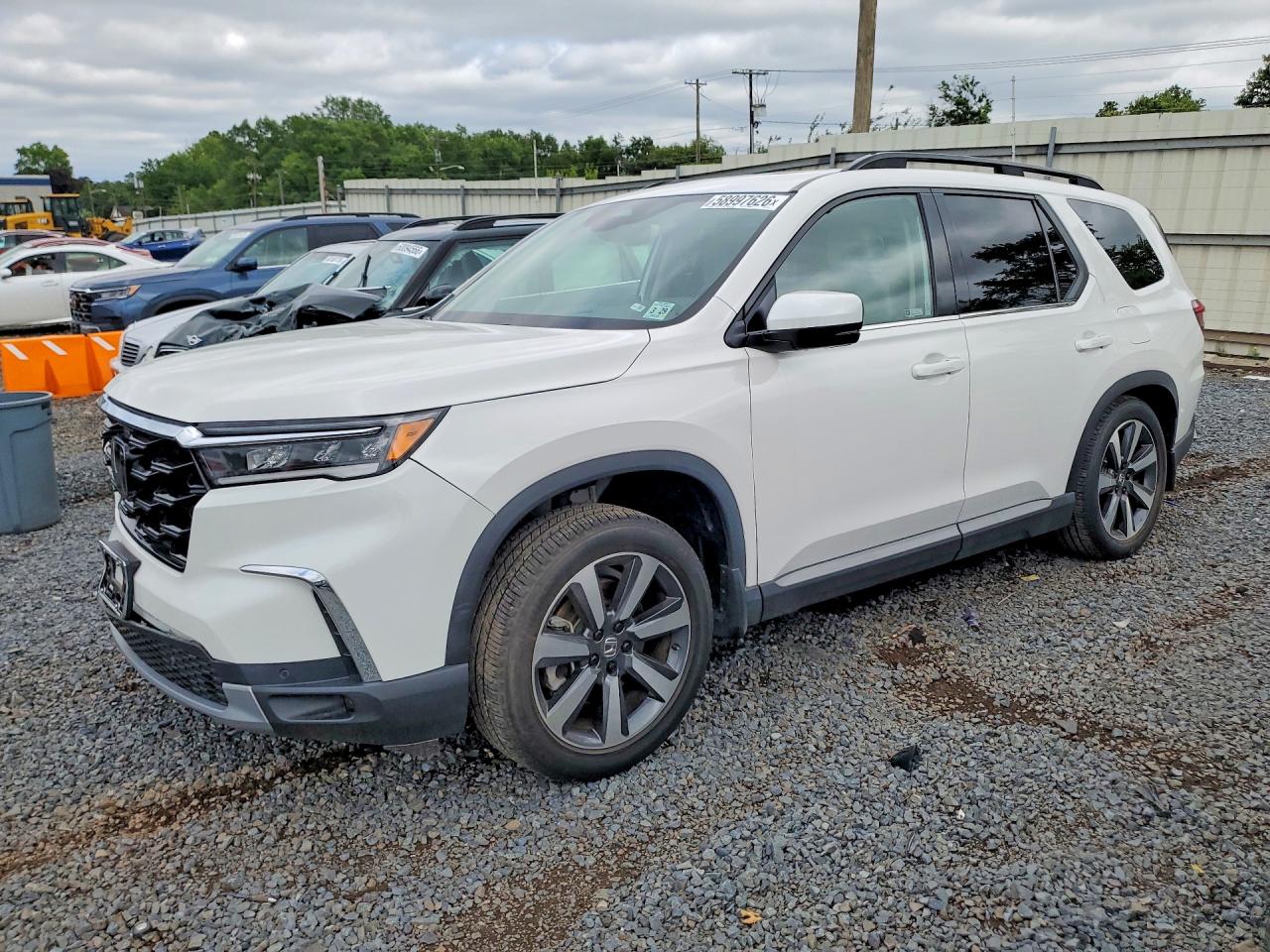 2024 Honda Pilot Touring, VIN 5FNYG1H7XRB041191 — Front end