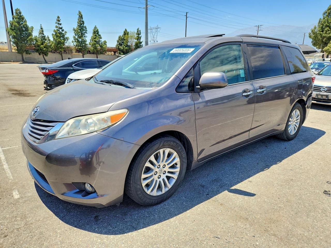2017 Toyota Sienna XLE, VIN 5TDYZ3DC7HS878676 — Rear end