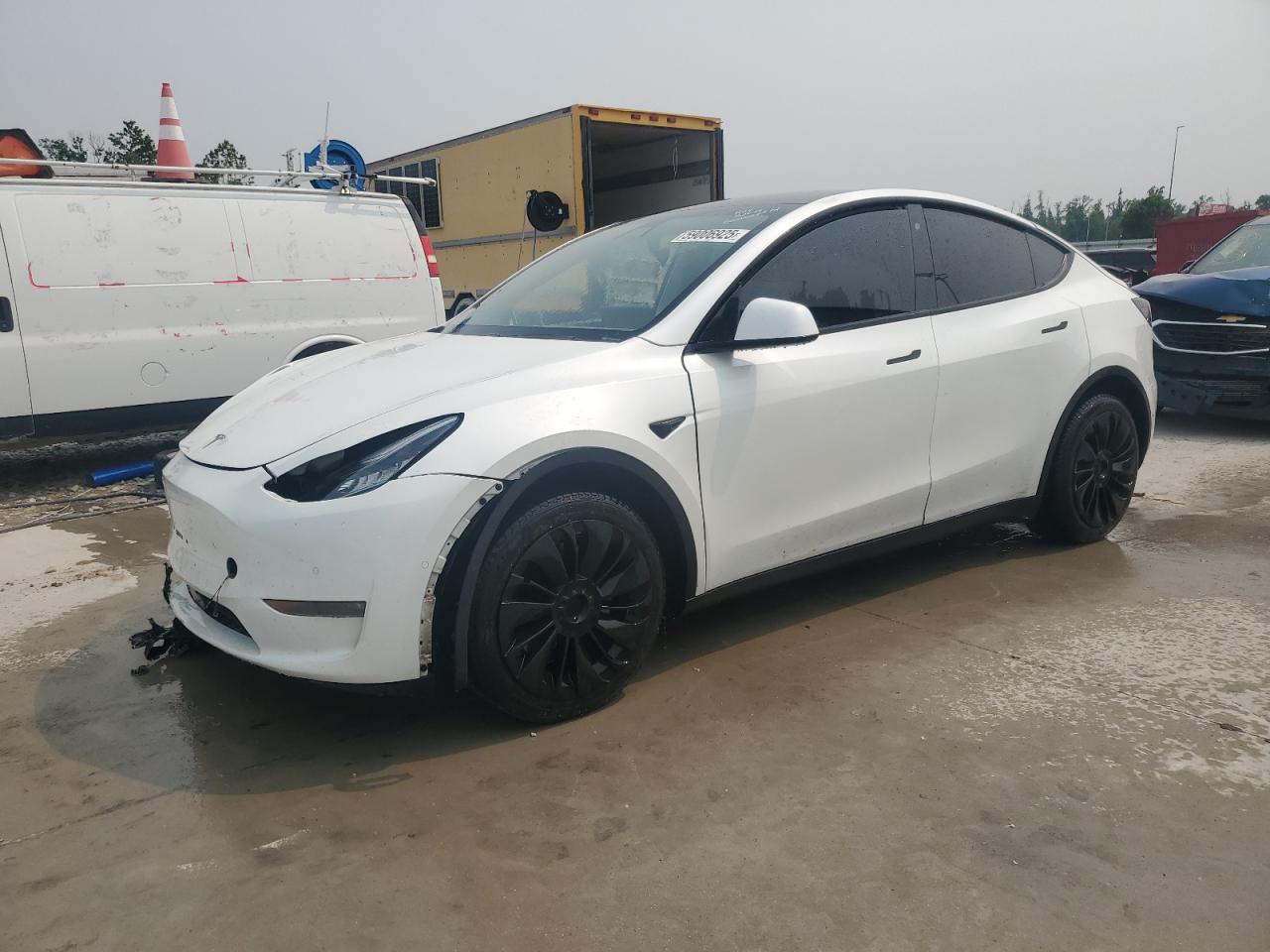 2020 Tesla Model Y Long Range, VIN 5YJYGDEE9LF032218 — Перед