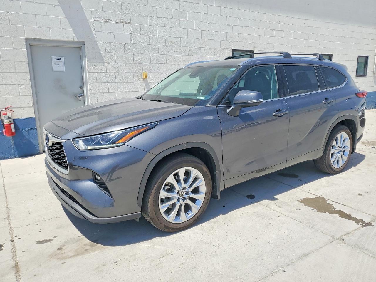 2021 Toyota Highlander Limited, VIN 5TDDZRBH2MS526826 — Rear end