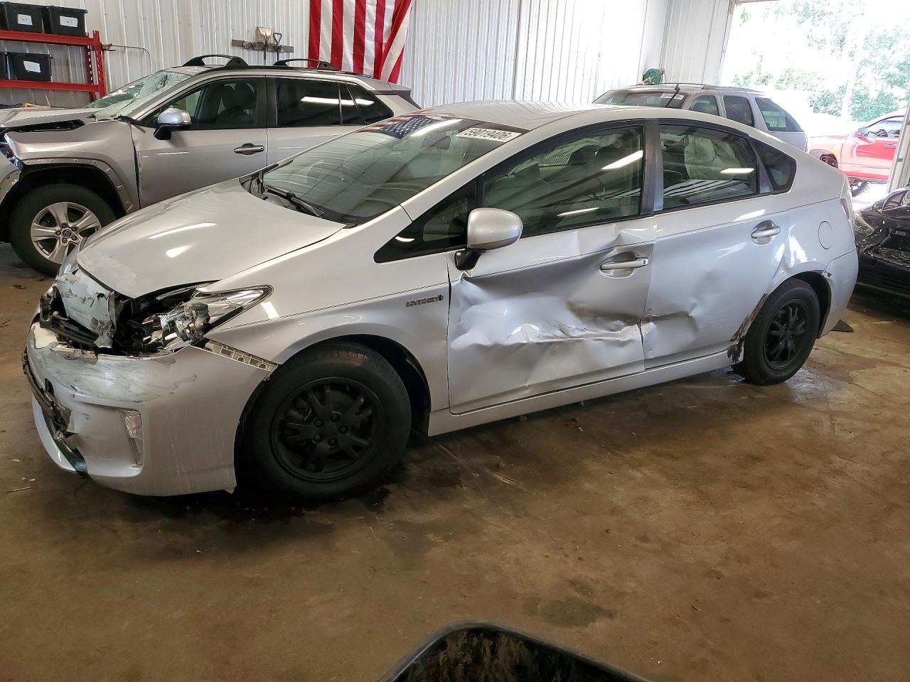 2015 Toyota Prius Two, VIN JTDKN3DU5F0425487 — Side