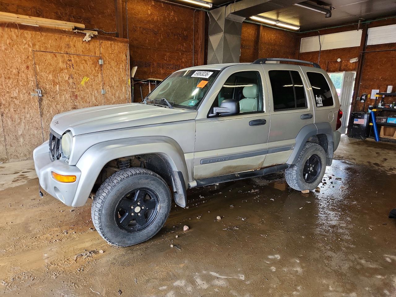 2005 Jeep Liberty Sport, VIN 1J4GL48515W636079 — Перед