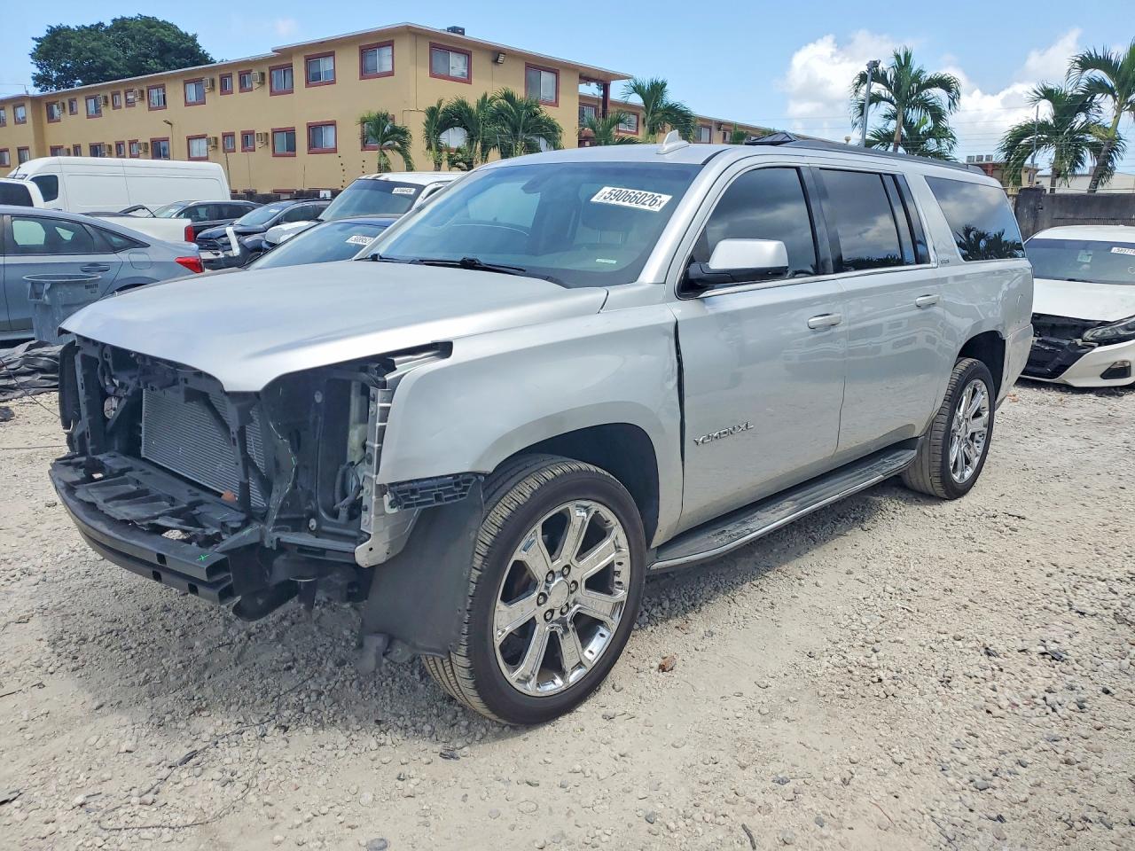2016 GMC Yukon XL SLE, VIN 1GKS1FKC1GR202419 — Front end