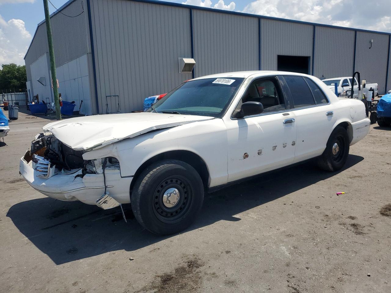 2001 Ford Crown Victoria LX, VIN 2FAFP74W81X110641 — Front end