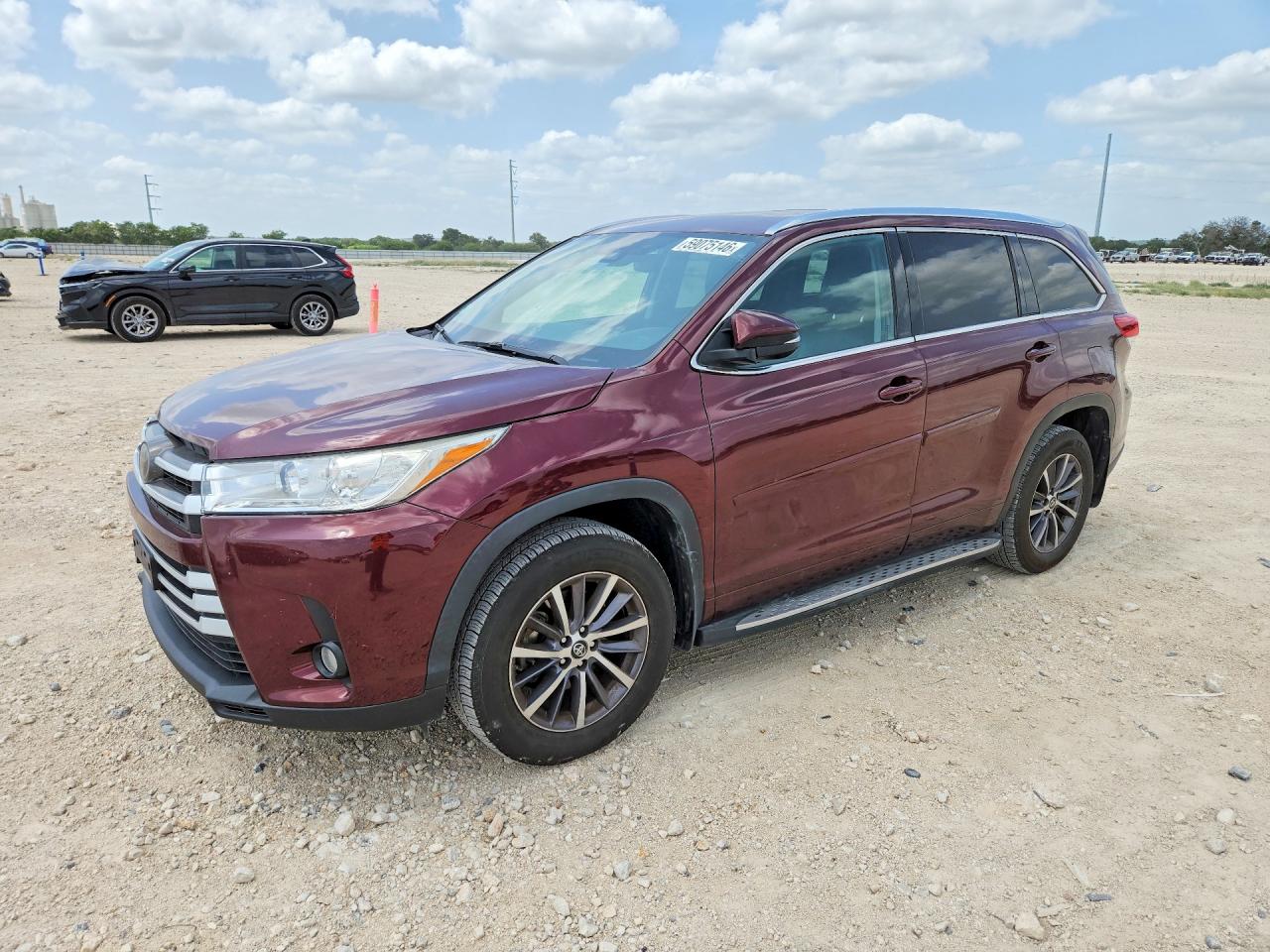 2018 Toyota Highlander XLE, VIN 5TDKZRFH7JS266906 — Rear end
