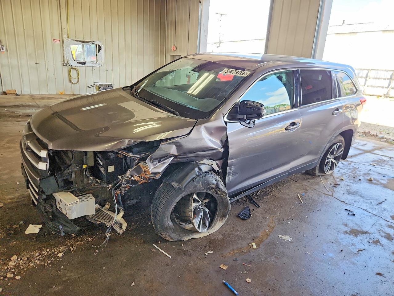 2019 Toyota Highlander LE, VIN 5TDBZRFH3KS977777 — Minor dents and scratches