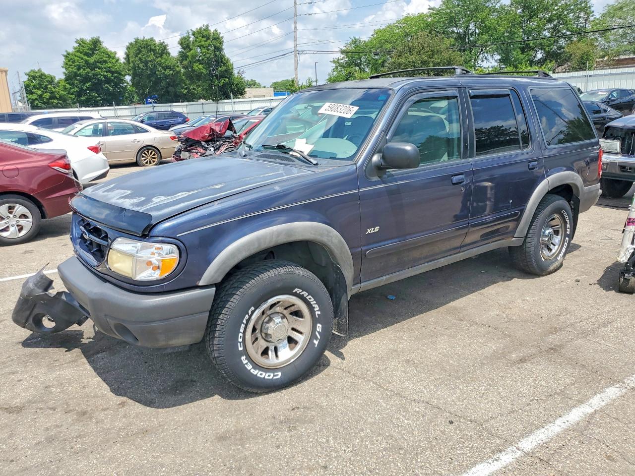 2001 Ford Explorer XLS, VIN 1FMZU72E71ZA79530 — Front end