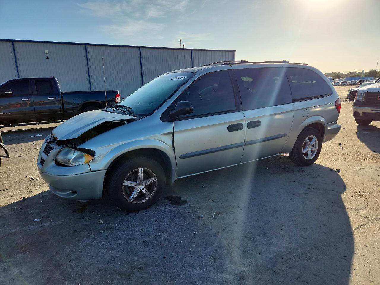 2004 Dodge Caravan SE, VIN 1D4GP24R04B545787 — Перед