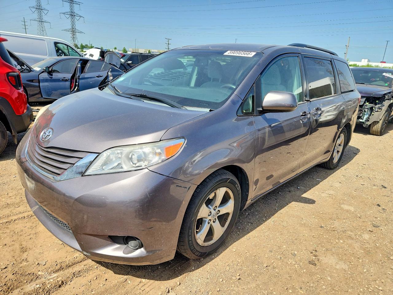 2015 Toyota Sienna LE, VIN 5TDKK3DCXFS613015 — Перед