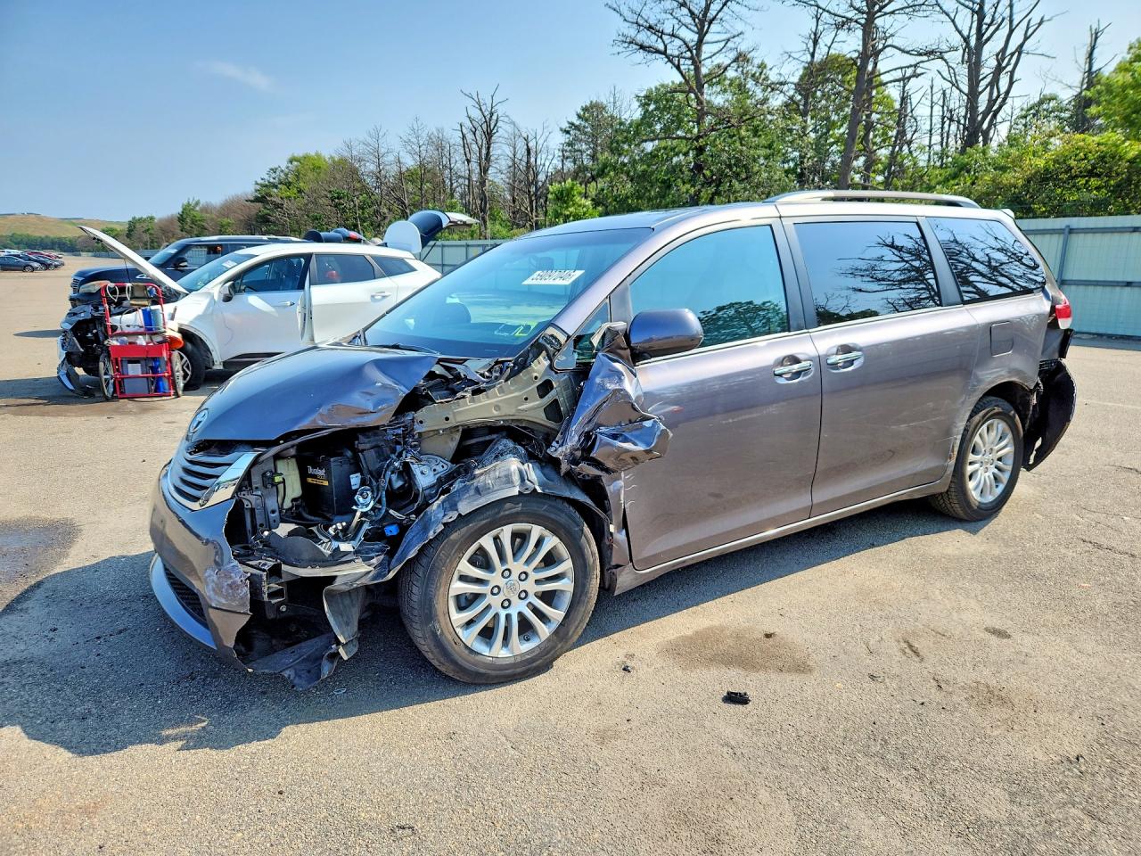 2014 Toyota Sienna XLE, VIN 5TDYK3DC2ES491517 — Front end