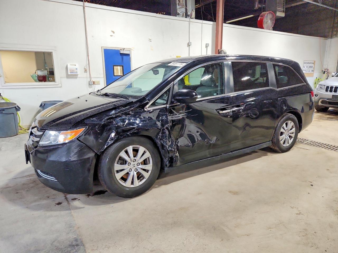 2017 Honda Odyssey EX-L, VIN 5FNRL5H62HB016038 — Front end