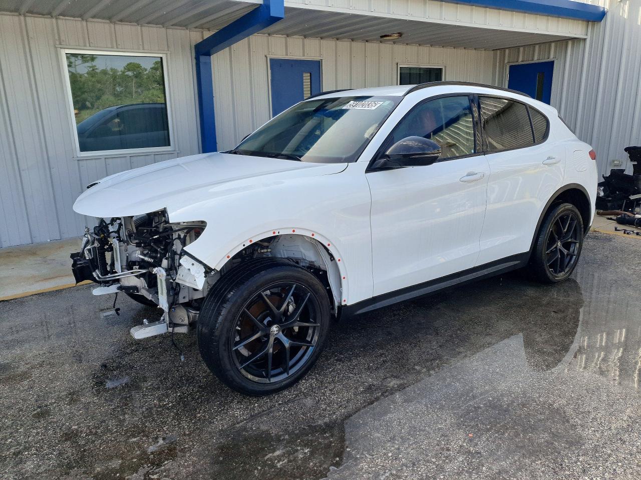 2021 Alfa Romeo Stelvio, VIN ZASPAJAN3M7C98625 — Front end