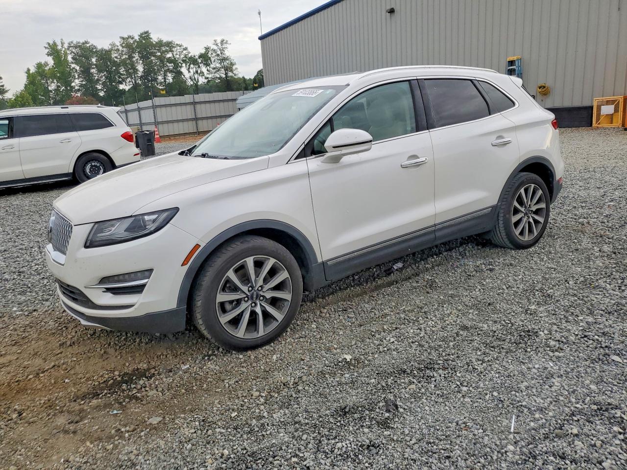 2019 Lincoln MKC Reserve, VIN 5LMCJ3C94KUL13319 — Minor dents and scratches