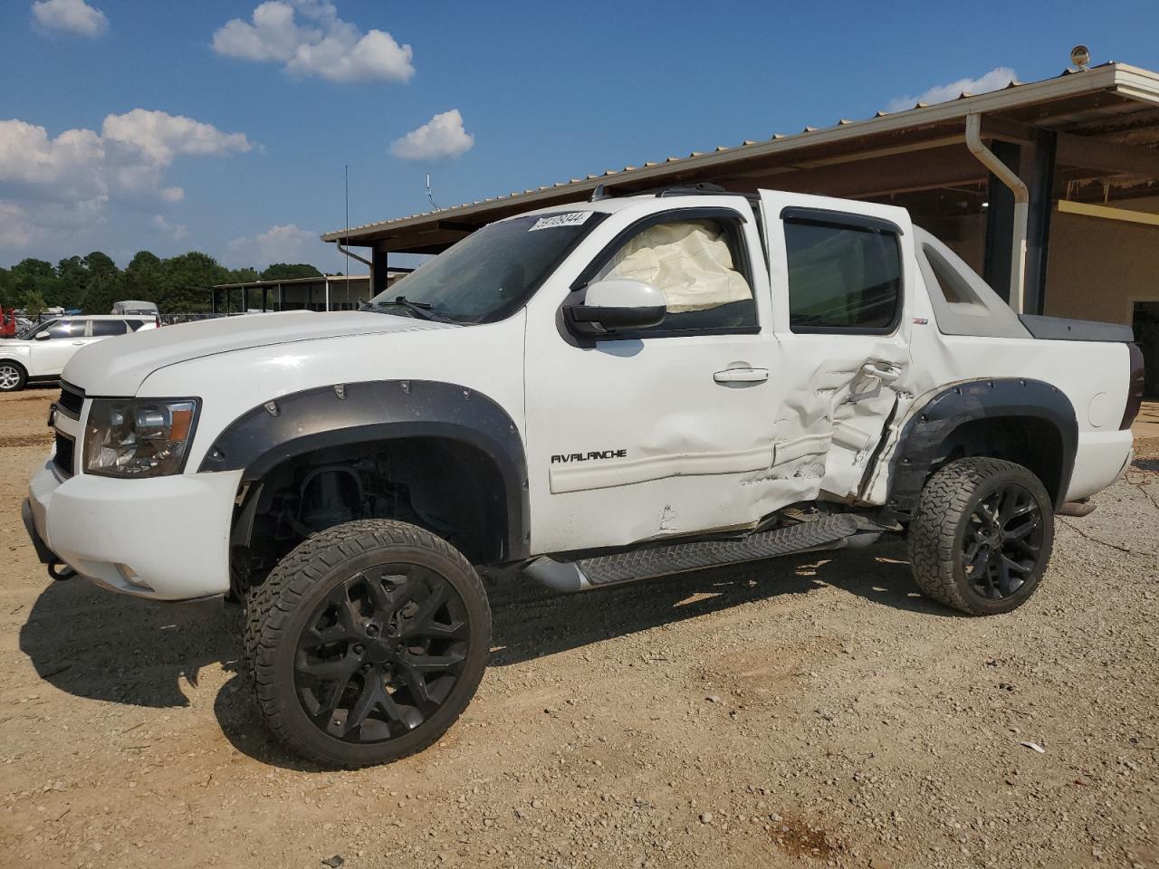 2011 Chevrolet Avalanche LT, VIN 3GNTKFE34BG110732 — Side