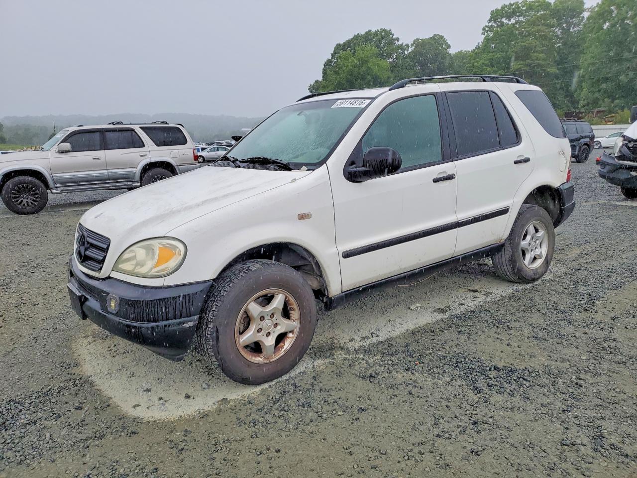 1998 Mercedes-Benz M 320/430/500, VIN 4JGAB54E2WA031542 — Minor dents and scratches