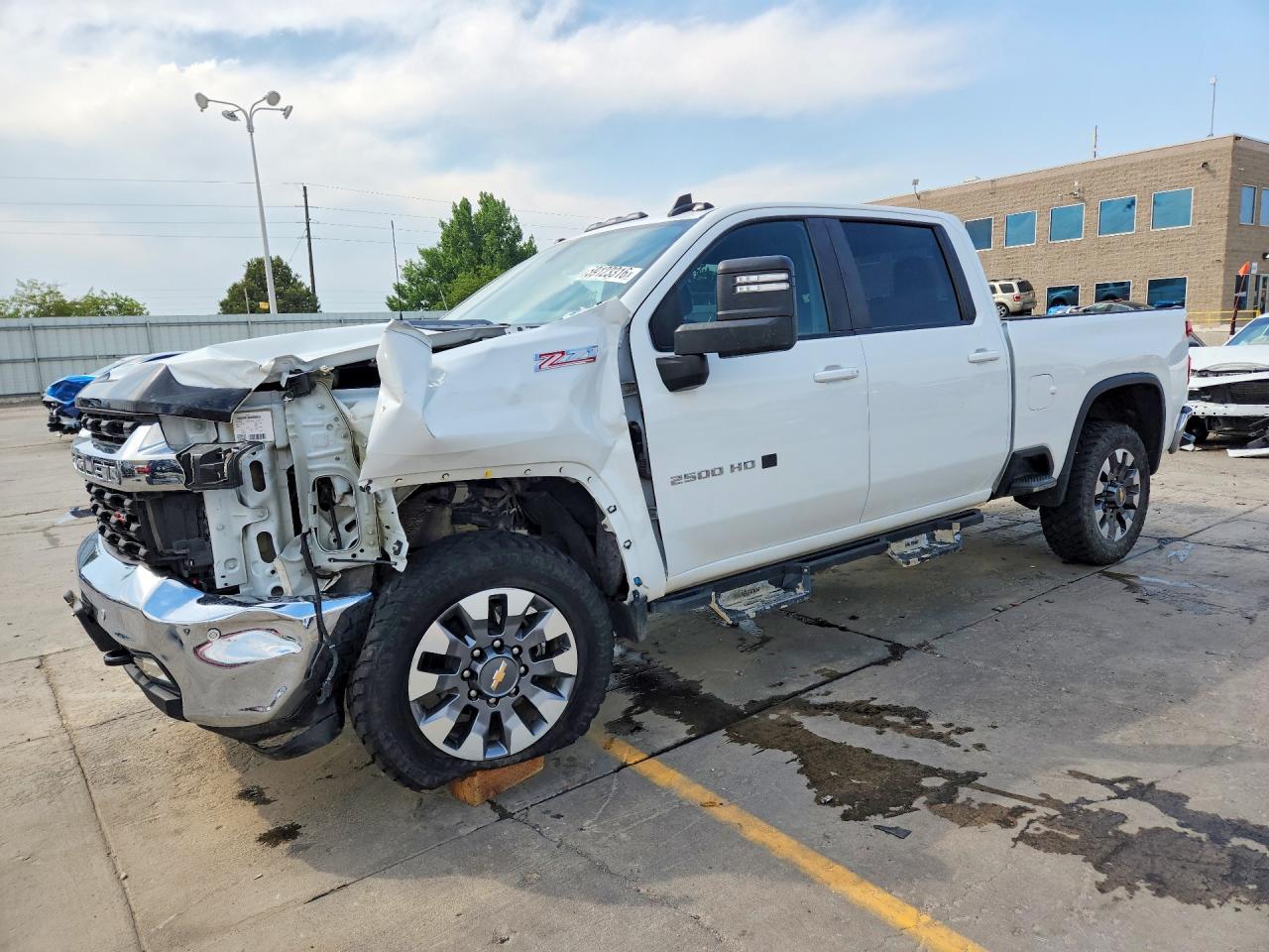 2021 Chevrolet Silverado 2500HD LT, VIN 1GC4YNE70MF217063 — Front end