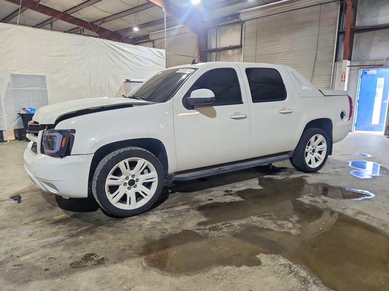 2010 Chevrolet Avalanche LS, VIN 3GNVKEE05AG280363 — Перед