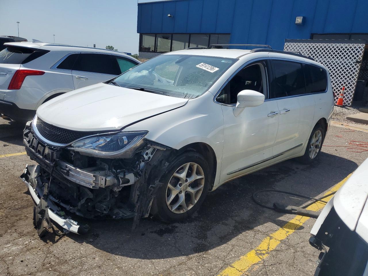 2017 Chrysler Pacifica Touring L, VIN 2C4RC1BG7HR816221 — Front end