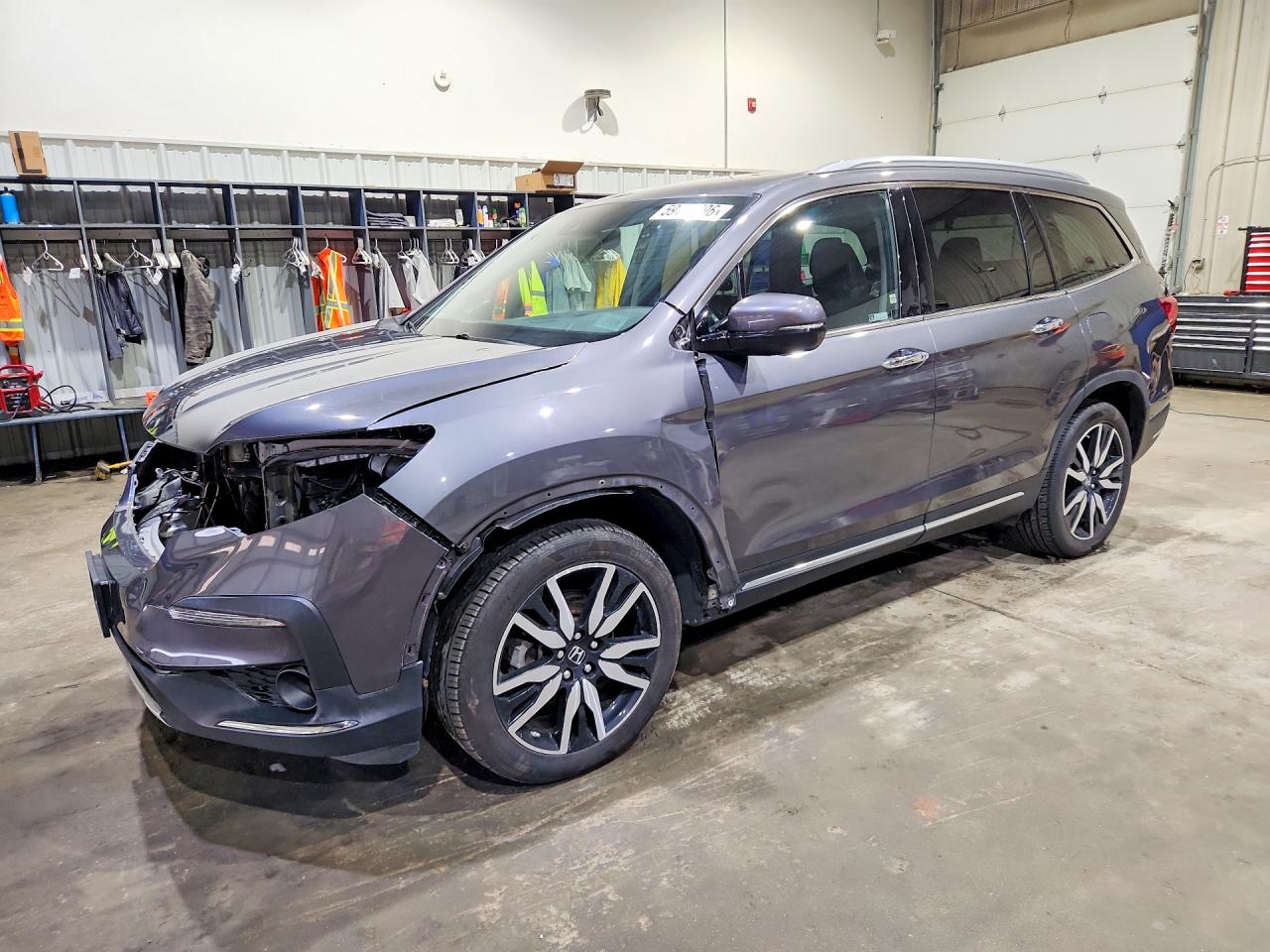 2022 Honda Pilot Touring 7-Passenger, VIN 5FNYF6H67NB012877 — Перед