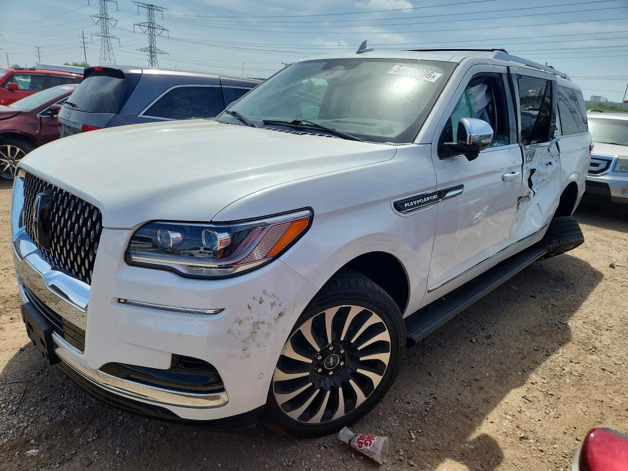 2022 Lincoln Navigator Black Label, VIN 5LMJJ3TT8NEL08402 — Side