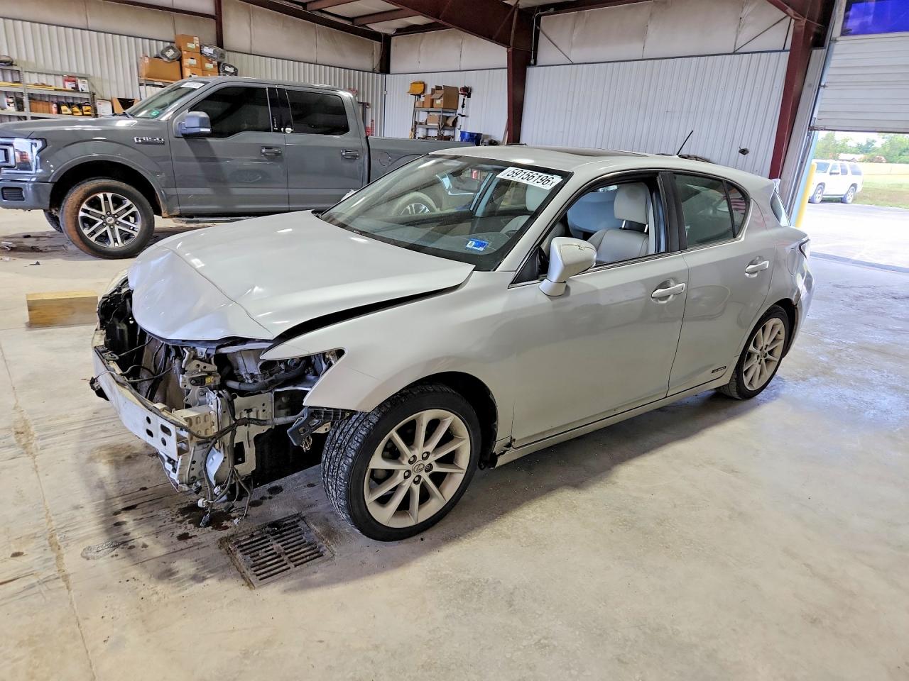 2011 Lexus CT 200h Premium, VIN JTHKD5BH7B2019972 — Перед