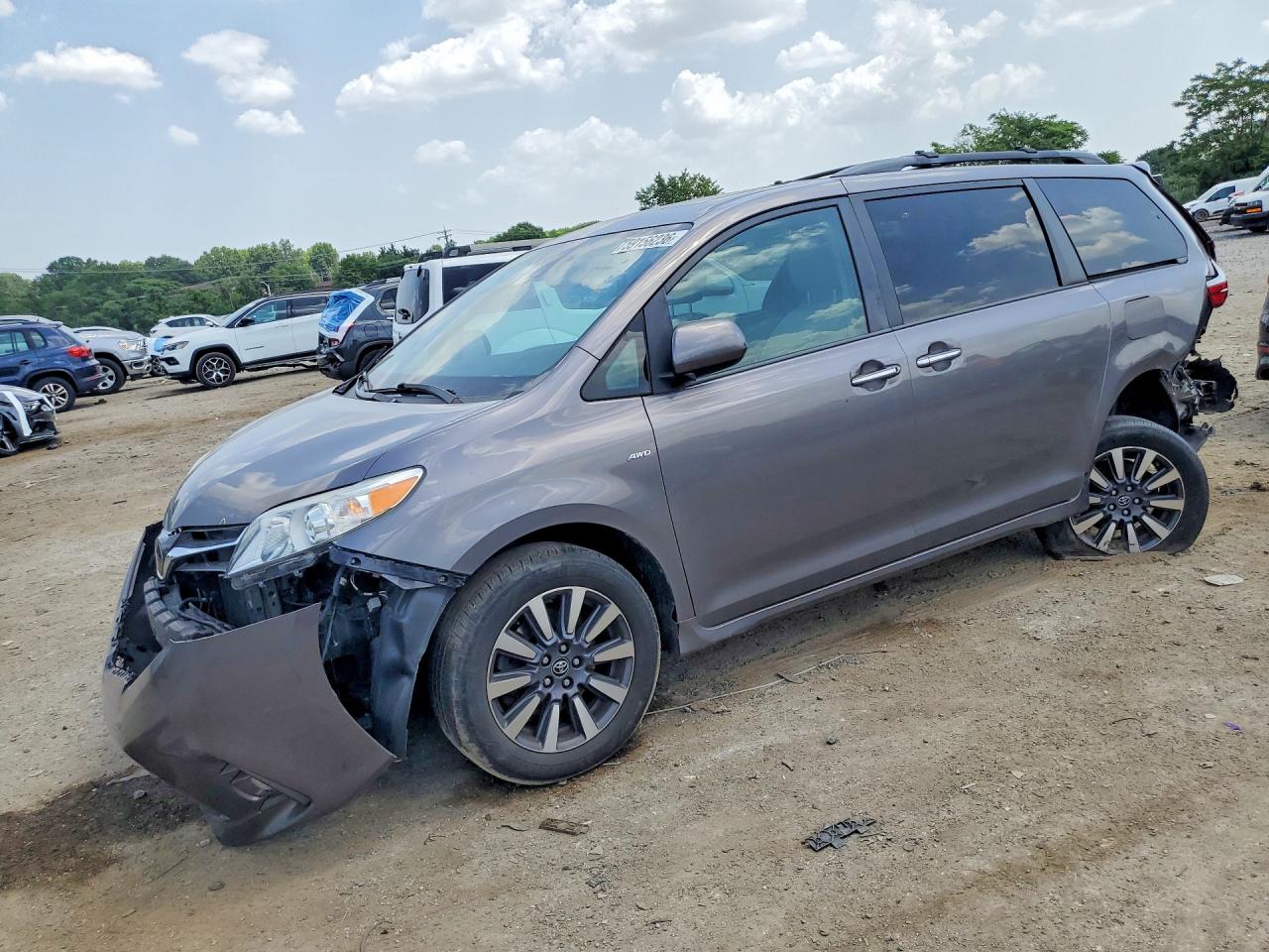 2018 Toyota Sienna XLE, VIN 5TDDZ3DC5JS199686 — Rear end